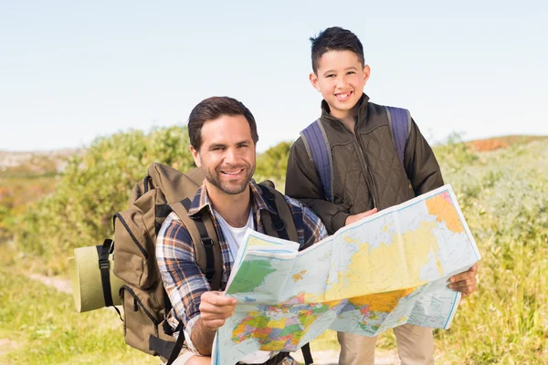 Pai e Filho em uma caminhada juntos — Fotografia de Stock