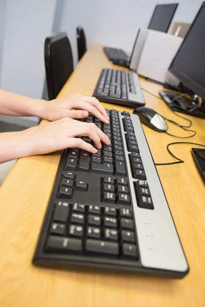 Estudiantes trabajando juntos en la computadora — Foto de Stock