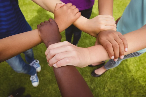 Barn hand i hand tillsammans på park — Stockfoto