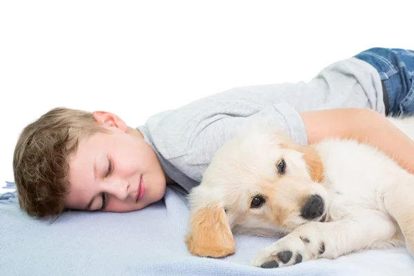 Мальчик спит с собакой на одеяле — стоковое фото