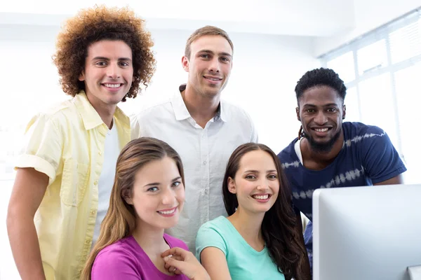 Estudantes sorridentes em aula de informática — Fotografia de Stock