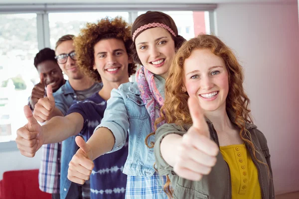 Estudiantes sonriendo en una sola línea con los pulgares hacia arriba —  Fotos de Stock