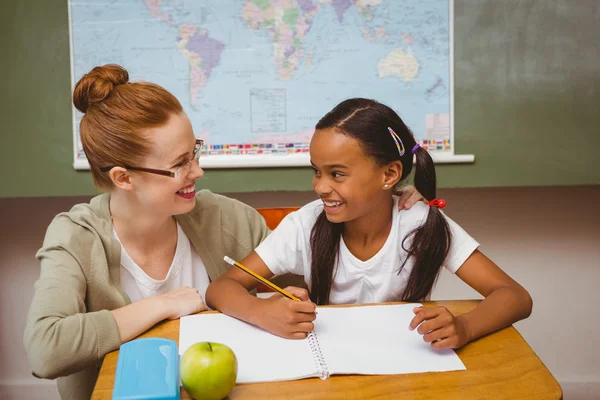 Lärare hjälpa flickan med läxor i klassrummet — Stockfoto