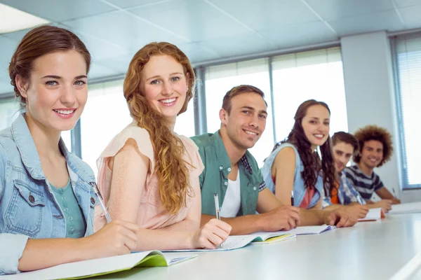 Estudantes de moda sorrindo para a câmera — Fotografia de Stock