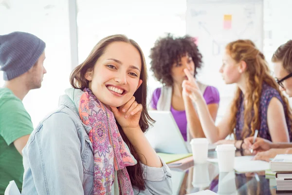 Mode studenten die werken als een team — Stockfoto