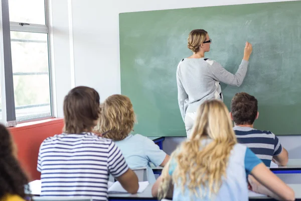 Lehrer unterrichtet Schüler im Unterricht — Stockfoto