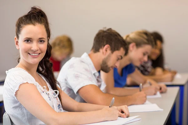 Schüler im Klassenzimmer — Stockfoto