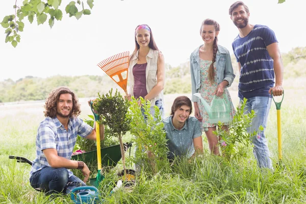 Amigos felices jardinería para la comunidad — Foto de Stock