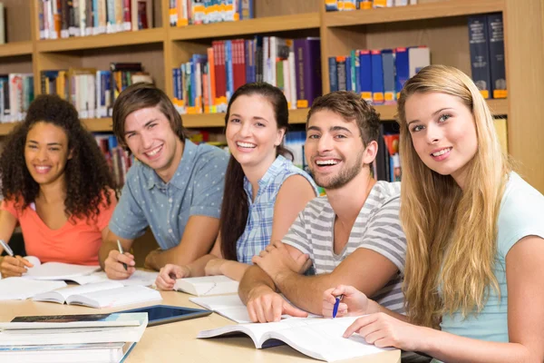 Studenti universitari che fanno i compiti in biblioteca — Foto Stock