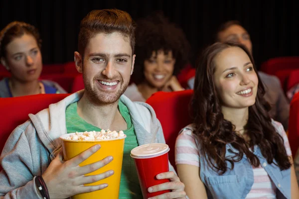 Junges Paar schaut sich einen Film an lizenzfreie Stockbilder