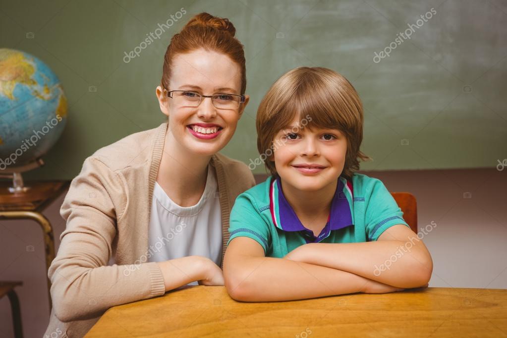 пацан учительницу. школьник с родителями. стоят мальчик и учительница. учитель и дети. мальчик у доски.