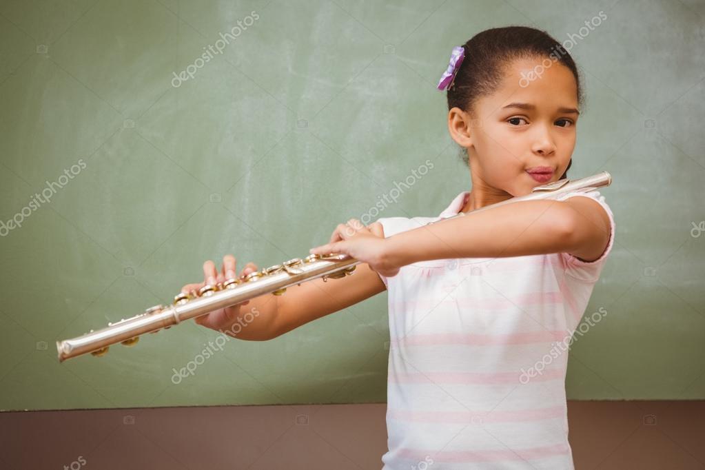 игра на музыкальных инструментах. девочка с флейтой. игра на флейте. софья апасова флейта. игра на флейте в шоу талантов.