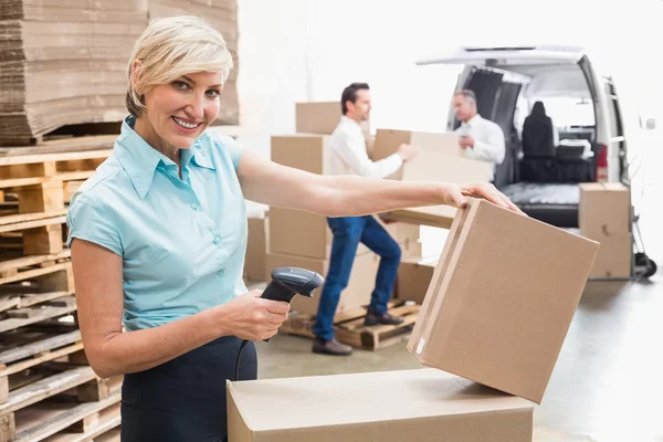 Warehouse manager scanning paketet — Stockfoto