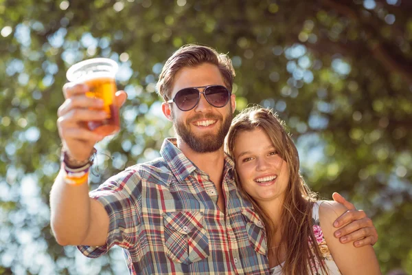 Hipster couple smiling at camera — Stock Photo, Image