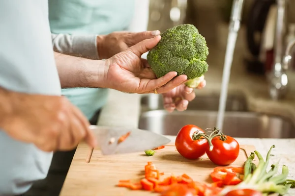 Pareja preparando verduras juntos — Foto de Stock