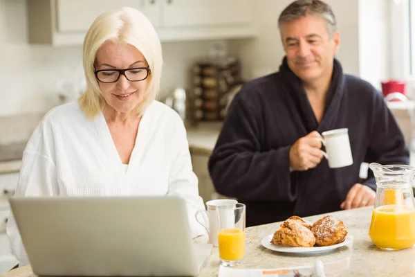 Pareja madura desayunando juntos —  Fotos de Stock