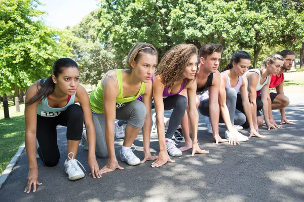 Fitte Menschen laufen Rennen im Park — Stockfoto