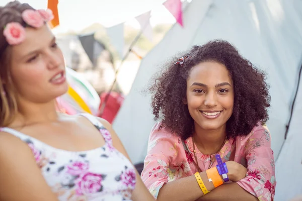 Bella hipster sorridente alla fotocamera — Foto Stock