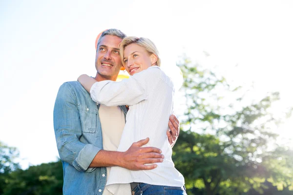 Cute couple hugging at the park — Stock Photo, Image