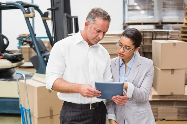 Warehouse manager and her boss working — Stock Photo, Image