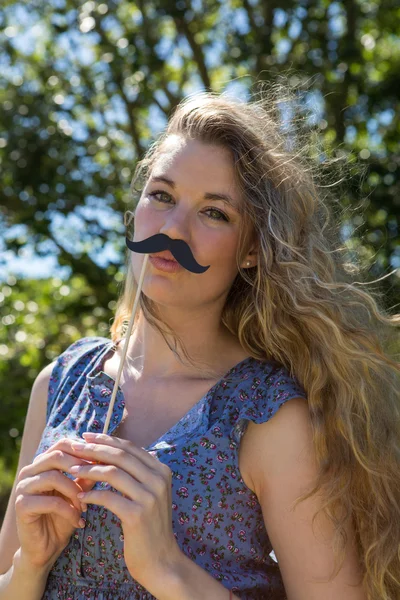 Bonita rubia con bigote falso —  Fotos de Stock