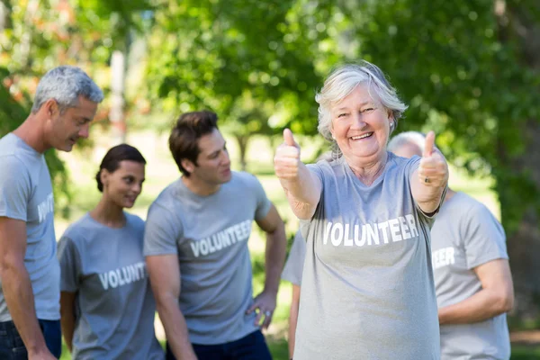 Voluntaria abuela con los pulgares arriba — Foto de Stock