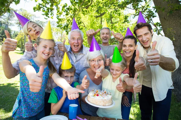 Familie feiert Geburtstag mit erhobenen Daumen — Stockfoto