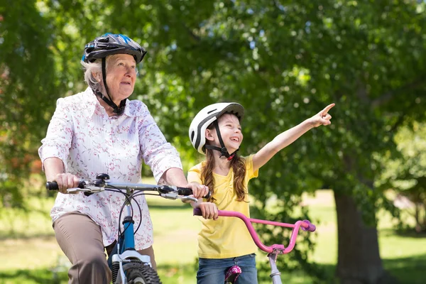 Avó com neta em sua bicicleta — Fotografia de Stock