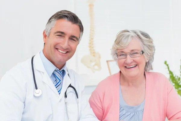 Zufriedener Arzt und Patient in der Klinik — Stockfoto