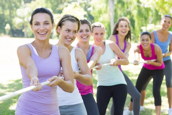 Fitness grupo jugando tirón de la guerra — Foto de Stock