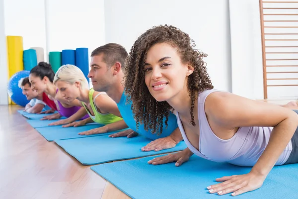 Woman with friends practicing push-ups — Stock Photo, Image