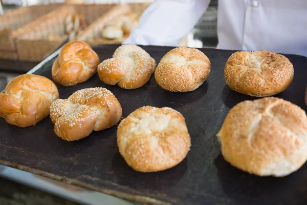 Bandeja con pan en la panadería — Foto de Stock