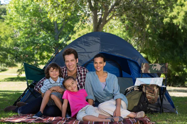 Família em viagem de acampamento em sua tenda — Fotografia de Stock