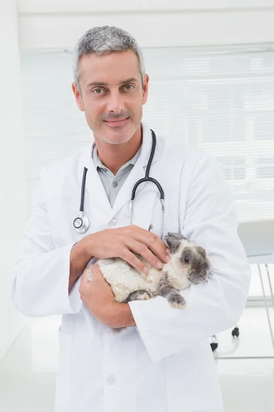 Veterinário com um coelho nos braços — Fotografia de Stock