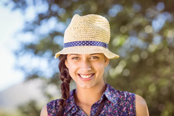 Bastante hipster sonriendo a la cámara —  Fotos de Stock