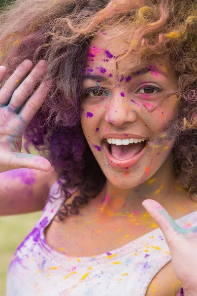 Žena se baví s práškovou barvou — Stock fotografie