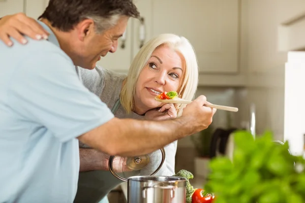 Casal preparando refeição vegetariana juntos — Fotografia de Stock