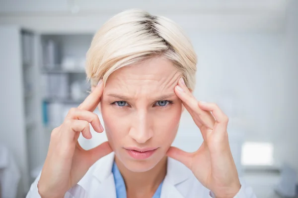 Doctor que sufre de dolor de cabeza —  Fotos de Stock