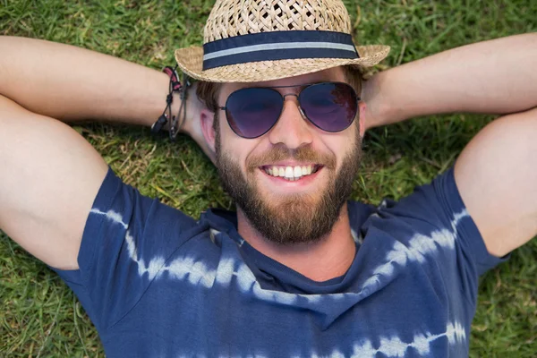 Knappe hipster liggen op gras — Stockfoto