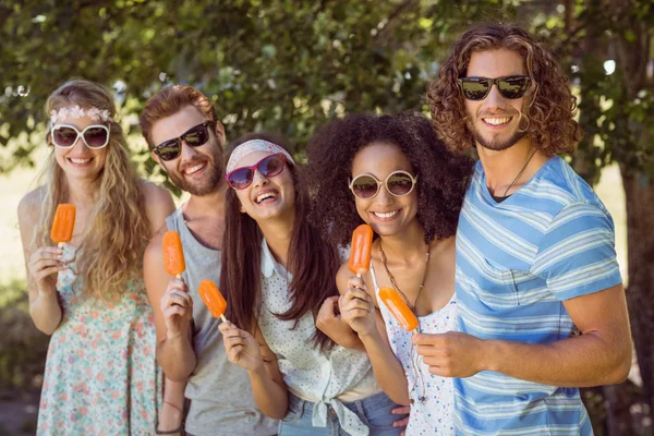 Hipster-Freunde genießen Eis-Lutscher — Stockfoto