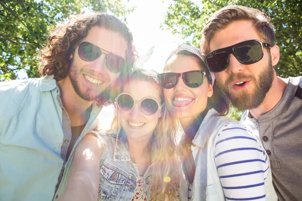 Glückliche Freunde, die ein Selfie machen — Stockfoto