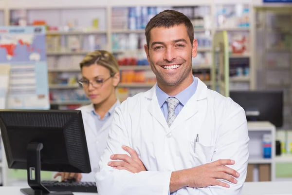 Glücklicher Apotheker blickt in die Kamera — Stockfoto