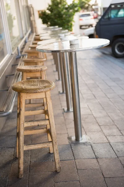 Барный стул и столики на террасе — стоковое фото