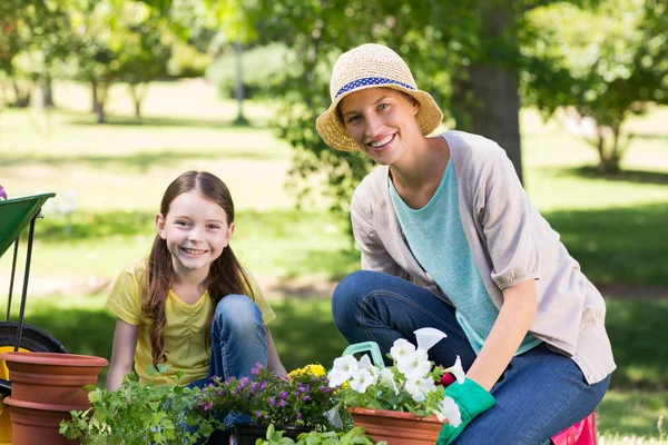 Happy blonde and her daughter gardening — Stock Photo, Image