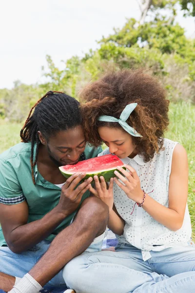 Casal em um piquenique comendo melancia — Fotografia de Stock
