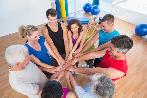 Fit mensen stapelen handen op gezondheidsclub — Stockfoto