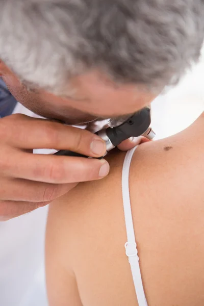 Médico examinando lugar en el paciente — Foto de Stock