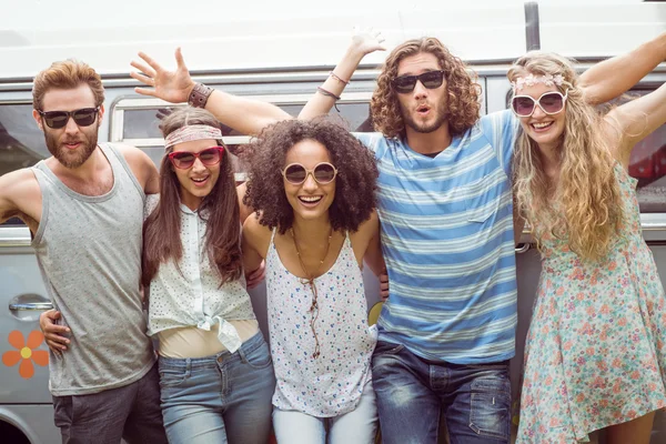 Hipster friends smiling at camera — Stock Photo, Image