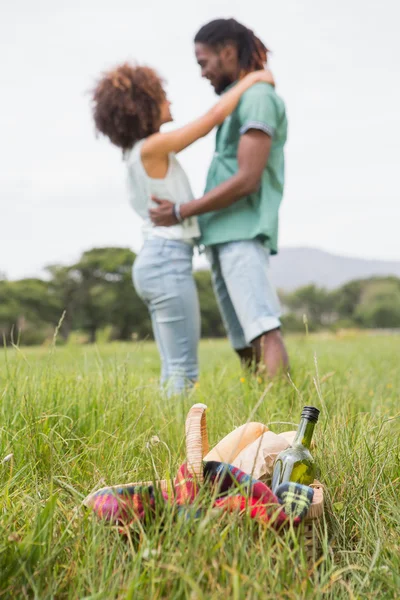 Mladý pár na piknik — Stockfoto