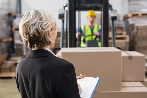 Warehouse manager in front of colleague — Stock Photo, Image